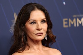 NAJIZAZOVNIJE IZDANJE KETRIN ZITE DŽOUNS IKADA! Svi se pitaju da li je NOSILA GAĆICE, brushalter svakako nije - gola ekscentrična haljina sa LEPEZA DETALJEM kao bomba na crvenom tepihu