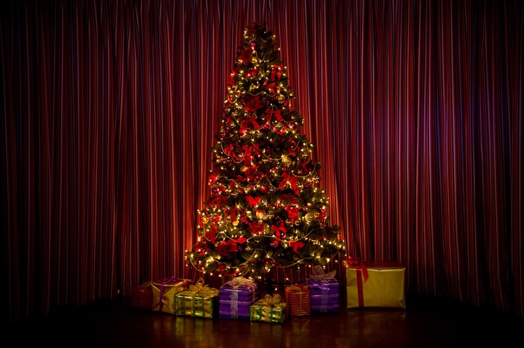 Luksusowa, sztuczna, trzymetrowa choinka będzie nas kosztowała około 2 tysięcy złotych.