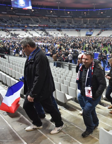 Zamachy terrorystyczne w Paryżu. Kibice bali się opuszczać Stade de France