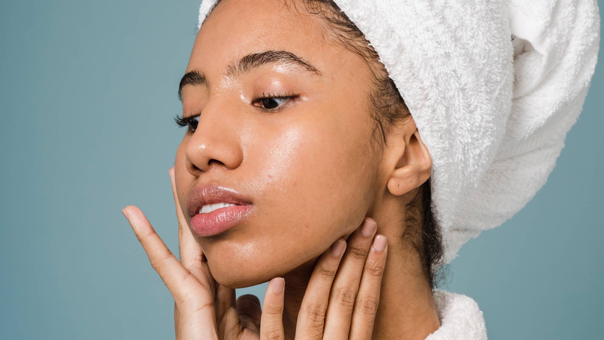 Dwuetapowe oczyszczanie twarzy - dlaczego jest ważne i jak to robić?