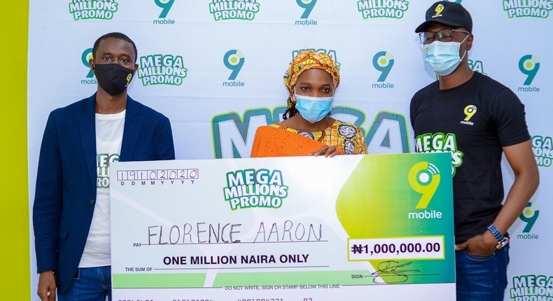 Babangida Mukaddas, 9mobile Senior Manager Sales and Distribution; Florence Aaron, 1million Naira winner and Abdullahi Ibrahim, 9mobile Experience Center Manager in the ongoing 9mobile Mega Millions Promo prize presentation in Kano