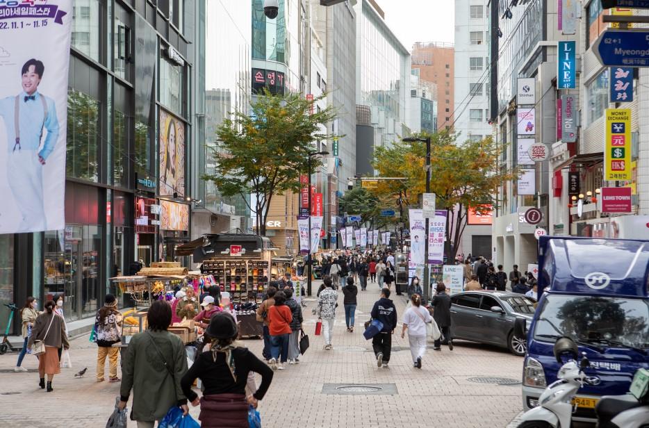 Myeong-dong je jednou z top nákupných oblastí Soulu.