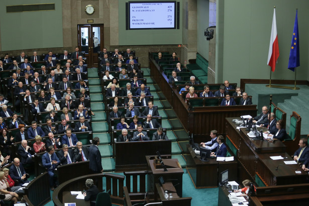 Będą kary dla nieobecnych na głosowaniach posłów PO, ale nie dla Kopacz