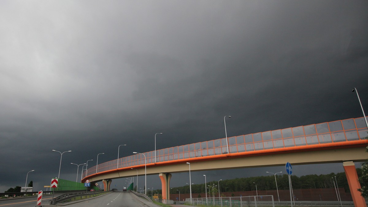 Rozpoczynający się weekend będzie gorący. Temperatura może osiągnąć nawet 34 stopnie Celsiusza. Prognozy na dziś przewidują gwałtowne burze, zwłaszcza na zachodzie kraju. Możliwe, że podczas burz wystąpią opady gradu. W sobotę nadal będzie się można spodziewać gwałtownych lokalnych burz.