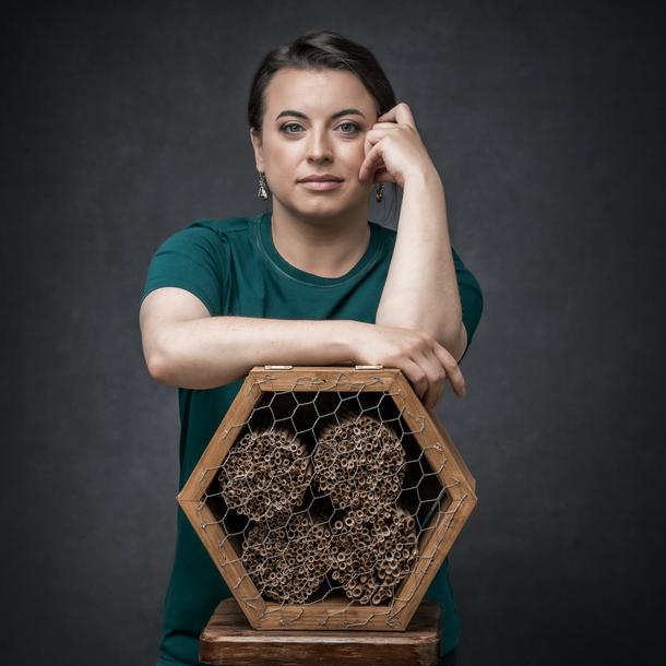 Dra. Alexandra Splitt con una estructura de nido de abeja albañil roja.  Imagen del Instituto de Horticultura – Instituto Nacional de Investigación / K. Wójcik