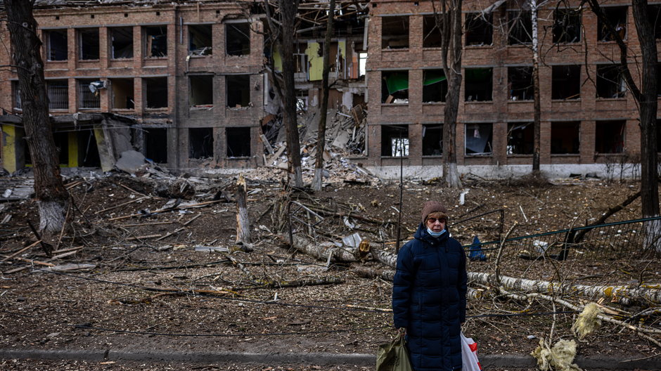 Zbombardowany przez Rosjan budynek pod Kijowem