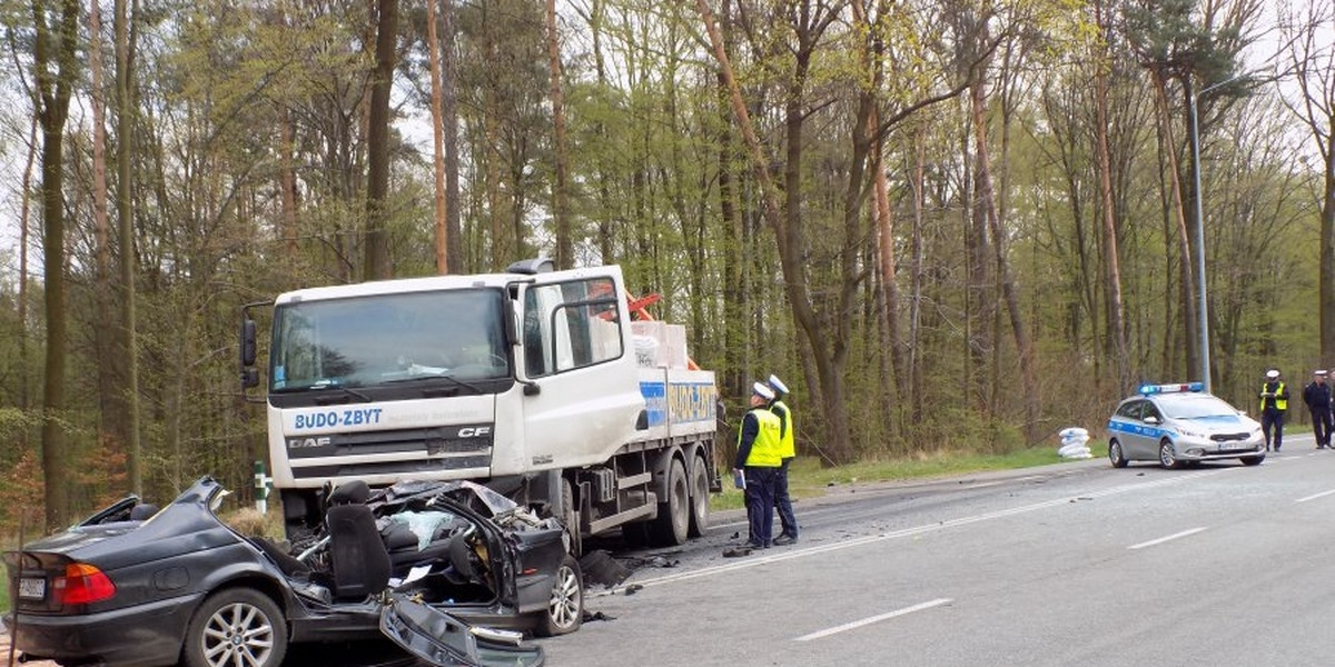 Rybnik. Wypadek przy ul. Rybnickiej. Zderzenie bmw z ciężarówką 