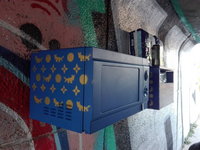 Miért vannak Banksy munkáira emlékeztető kék mikrók Budapest utcáin? - ez áll a furcsa akció mögött