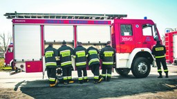 Praca strażaka. Od 2024 roku dostaną blisko 10 proc. podwyżki. Ile zarabia się w PSP? [STAWKI]