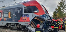 Wypadek na przejeździe kolejowym w Cekanowie (Łódzkie). Kierowca wjechał prosto pod pociąg. Nie miał szans. Drastyczne zdjęcia 
