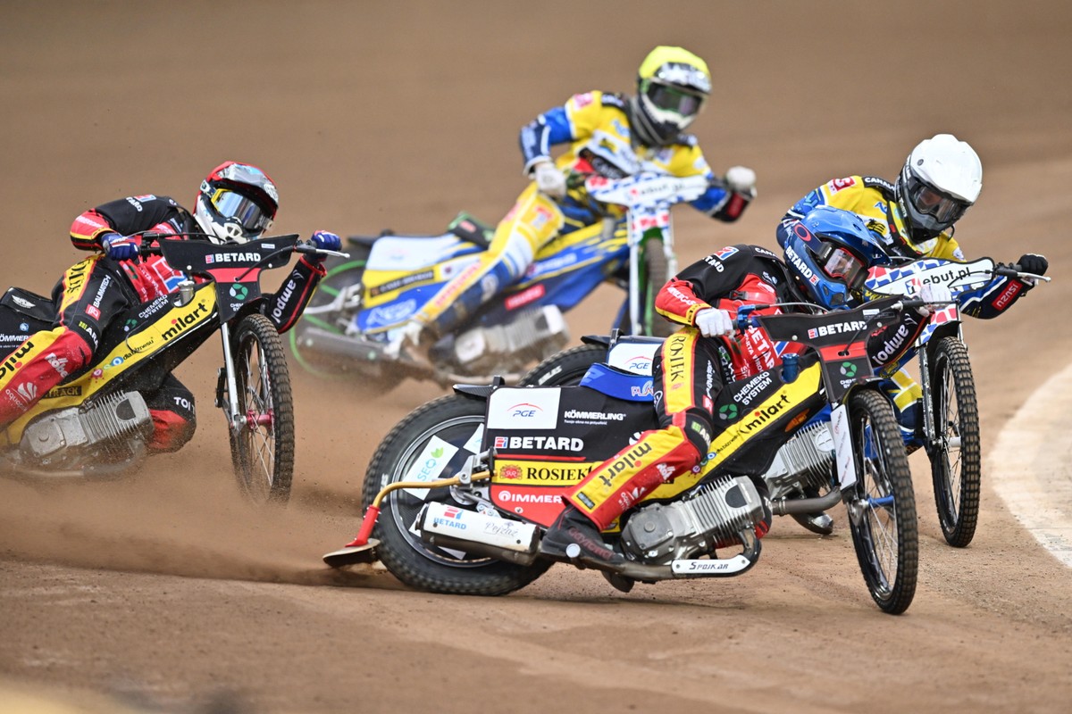 Michał Curzytek (kask czerwony) i Bartłomiej Kowalski (niebieski) z Betardu Sparty Wrocław oraz Mateusz Bartkowiak (biały) i Jakub Stojanowski (żółty) z Moje Bermudy Stali Gorzów podczas meczu Ekstraligi