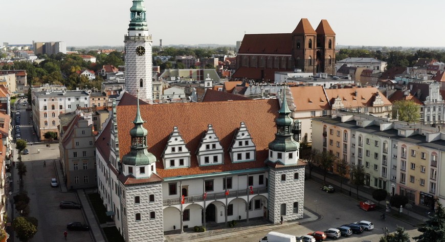 Mury ratusza skrywają nie tylko warstwy pochodzące z epoki renesansu, ale mają też pokaźne fragmenty średniowieczne. 