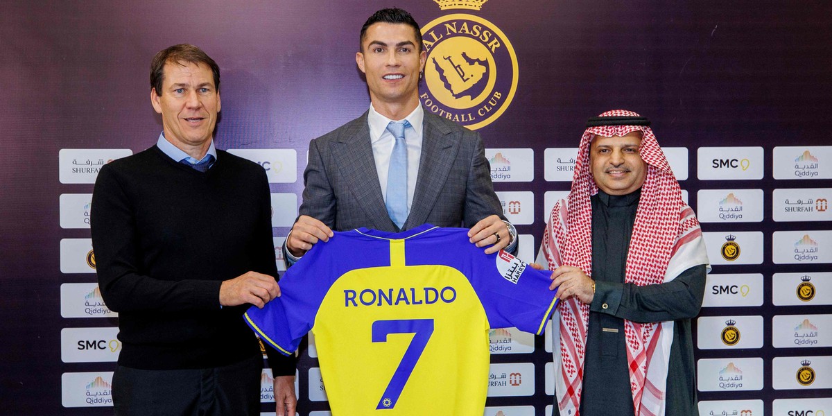 Cristiano Ronaldo z koszulką klubu Al-Nassr, w którym będzie grał