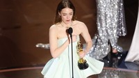 Hatalmas baki: Emma Stone ruhája eltört az Oscar-gálán