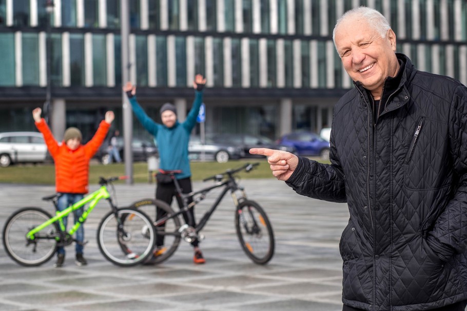 Prezes 2Riders Marek Kukuryka może pochwalić się wyjątkowo bogatym doświadczeniem zawodowym. Karierę rozpoczynał w latach 80. jako dziennikarz, jednak już w wolnej Polsce związał się z biznesem. Przez lata zarządzał wieloma firmami, w dużej mierze z sektora sci-tech. Dziś stoi na czele zespołu, który opracował jedyny na świecie produkt dla miłośników rodzinnego kolarstwa