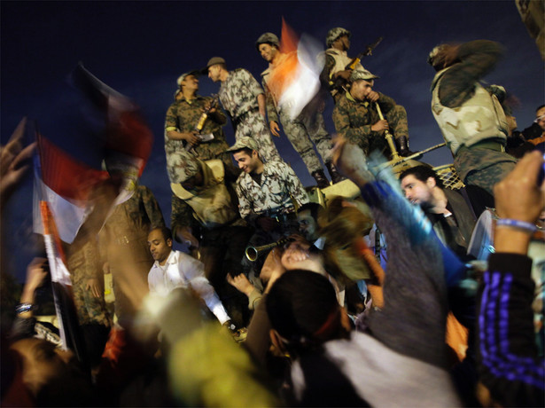 Zachrypnięty Egipt wciąż w euforii. Ale co zrobi armia?