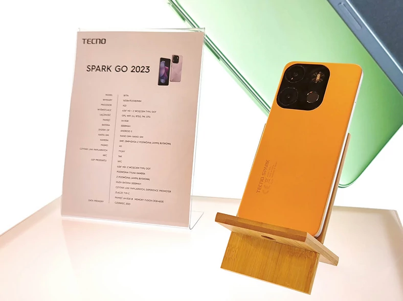 Tecno Spark Go 2023 to niedrogi smartfon z tylnym panelem wykonanym z imitacji skóry