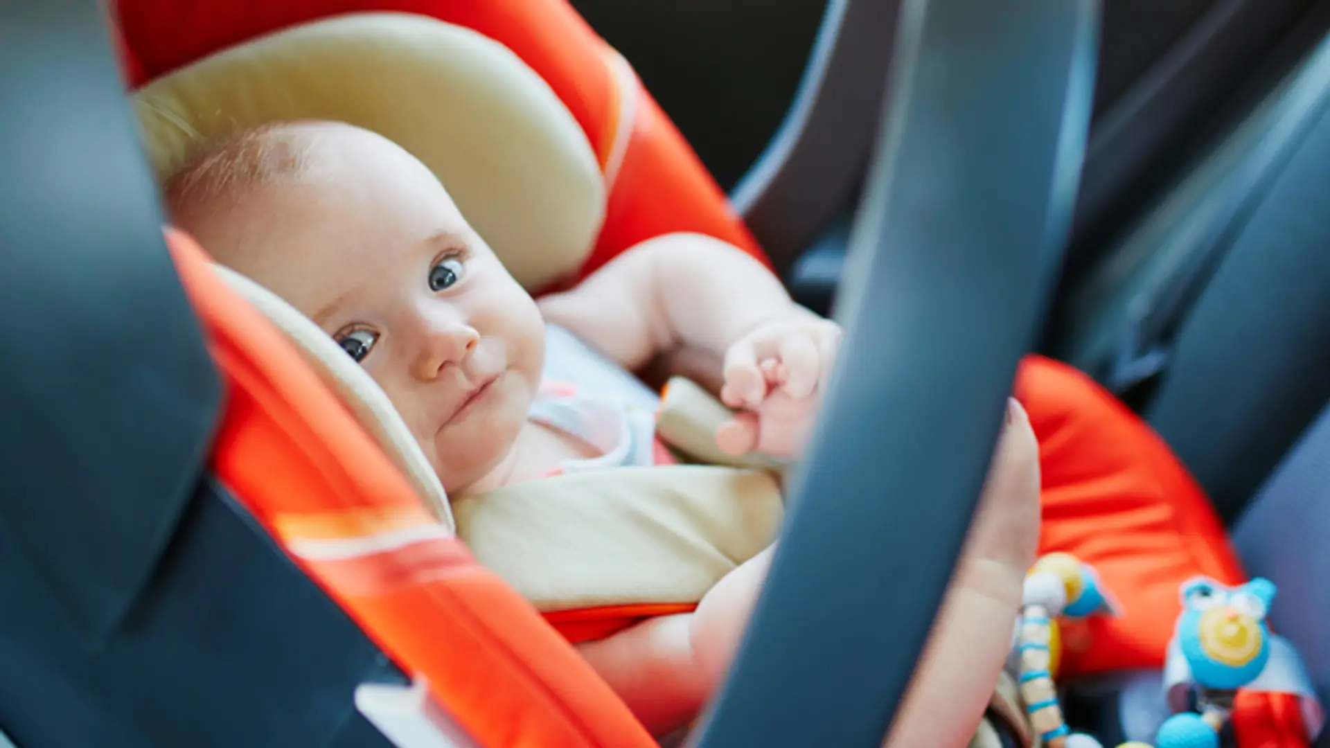 Mama pokazała trik na opadającą główkę w foteliku, szybko zorientowała się, że popełniła błąd