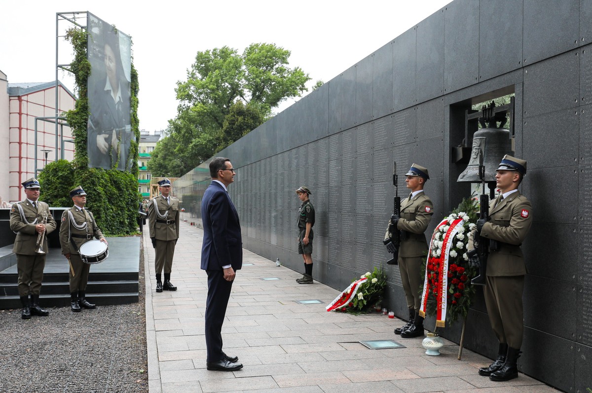Mateusz Morawiecki podczas uroczystości pod dzwonem gen. Antoniego Chruściela "Montera"
