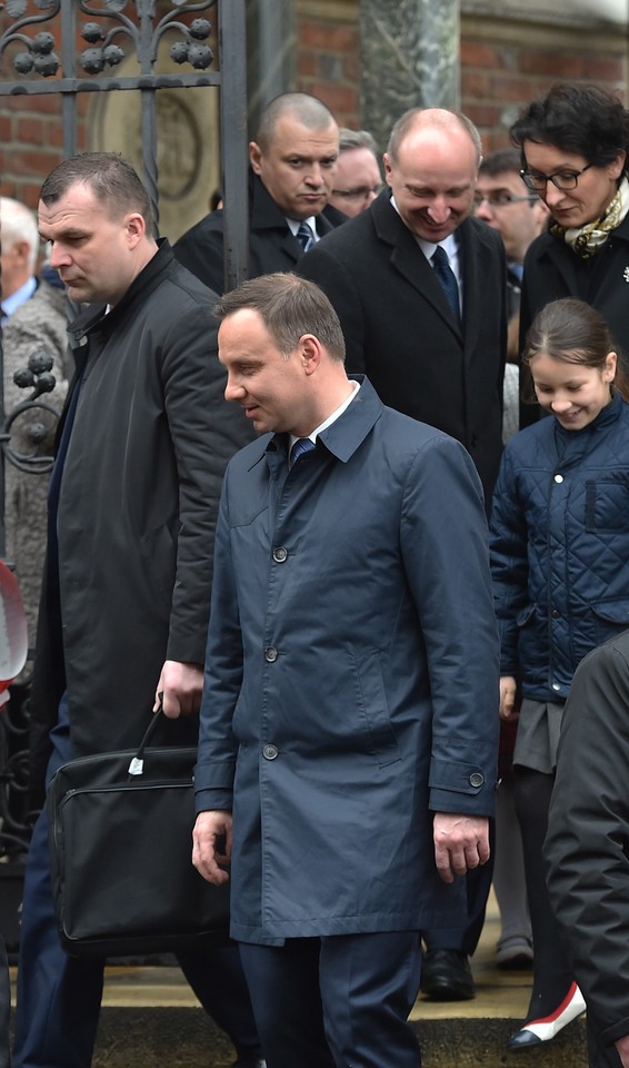 Prezydent Andrzej Duda i Marta Kaczyńska na grobie Lecha i Marii Kaczyńskich