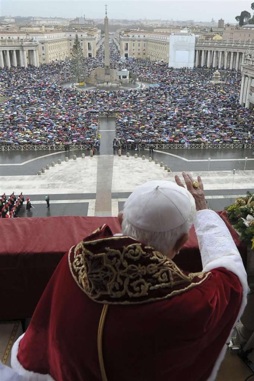 Papież modli się o pokój. Benedykt XVI modli się o pokój