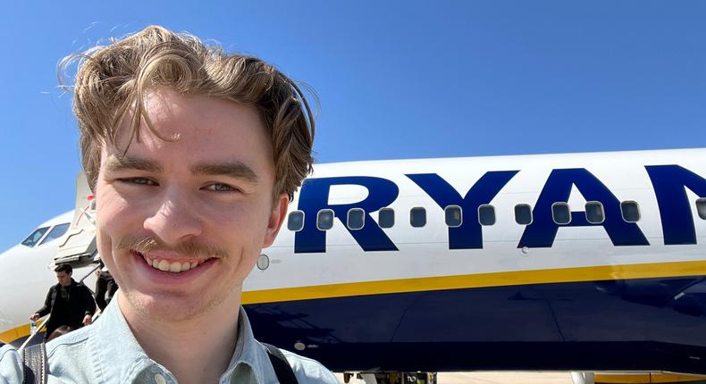 The author and a Ryanair Boeing 737.Pete Syme/Business Insider