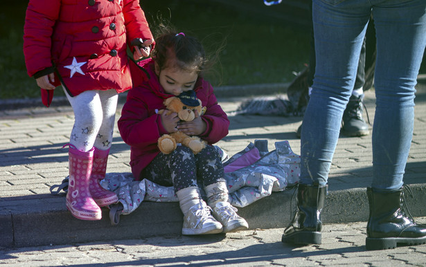 Michałowo . Straż Graniczna . Grupa kilkunastu uchodżców i 8 dzieci z Syrii.