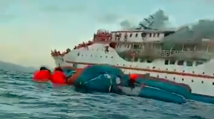 Az utasok a tengerbe ugorva menekültek a kigyulladt hajóról, szerencsére senkinek sem esett komolyabb baja. /Fotó: Twitter