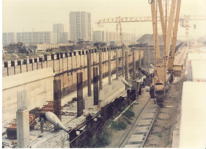 15 kwietnia 1983 roku na trasie wykopu metra na Ursynowie został wbity w ziemię pierwszy stalowy pal. Pierwotne plany zakładały, że metro będzie budowane tańszą i sprawdzoną metodą odkrywkową. Tą metodą rozpoczęło budowę pierwszego odcinka na Ursynowie i kontynuowano aż do stacji „Politechnika”.  Na zdjęciu: budowa stacji Natolin, źródło: Metro Warszawskie