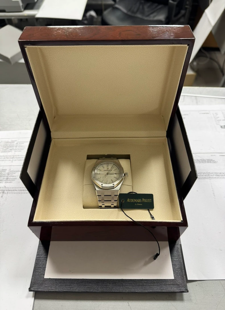 Zaplenjen skupoceni sat