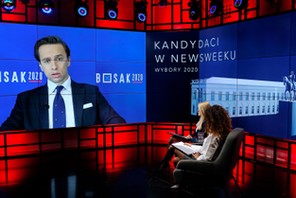 25.03.2020 Warszawa. Debata prezydencka Nrewsweeka. Renata Gochal (blond włosy) i Aleksandra Pawlica (ciemne włosy) we studia w rekacji Newsweek Polska rozmawiają z kandydatem Konfederacji na urząd prezydebta RP Krzysztofem Boskakiem. fot Filip Klimaszews