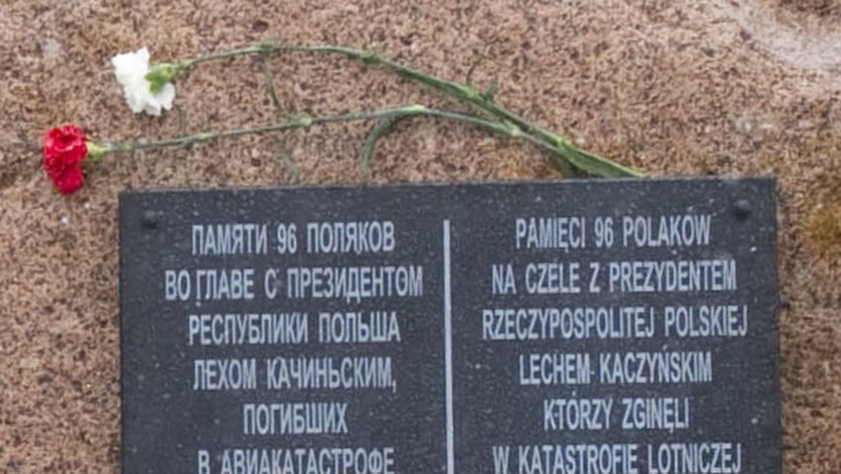Polscy dyplomaci złożą kwiaty przed brzozą, o którą zahaczył prezydencki Tu-154M. Tym samym nie złożą kwiatów, tak jak wcześniej zaplanowano, przed kamieniem, na którym Rosjanie zmienili tablicę upamiętniającą katastrofę smoleńską - podała TVN24.