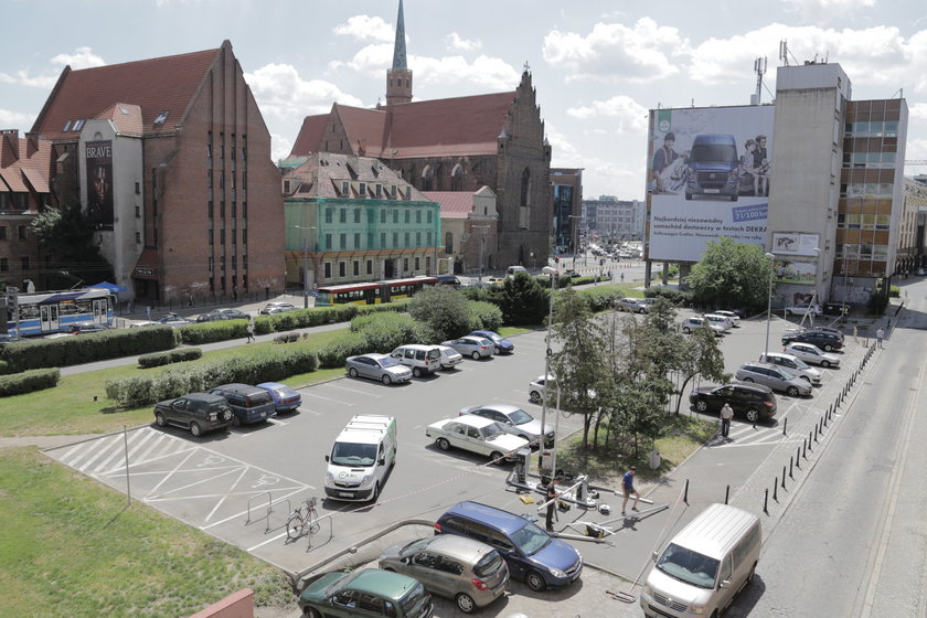 Parking przy urzędzie miejskim na pl. Nowy Targ we Wrocławiu