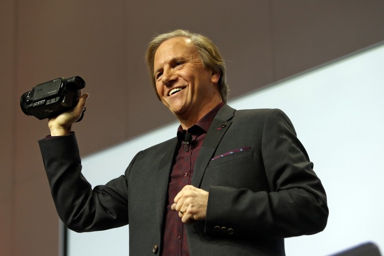 Mike Fasulo prezes Sony prezentuje kamerę 4K Sony FDR-AX100.