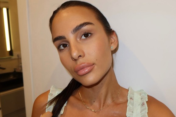 ANASTASIJA RAŽNATOVIĆ BEZ TRUNKE ŠMINKE Preplanula, a na dekolteu mašnica: Gudelj odmah reagovao (Foto)