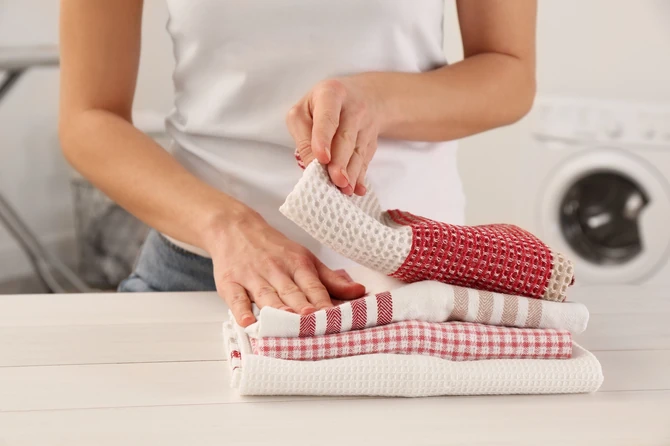 Pre pranja u mašini važno je ukloniti masne fleke sa kuhinjskih krpa