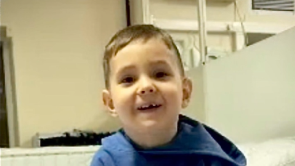 (VIDEO) Balša iz Kraljeva ima samo tri i po godine, a bori se sa opasnom bolešću: Hitno mu je potrebna naša pomoć