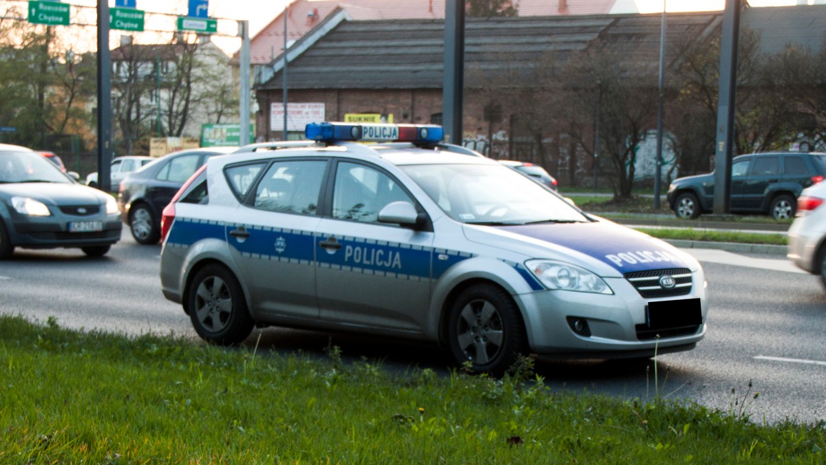 Policja zapowiada, że w święta Bożego Narodzenia i Nowy Rok nie będzie taryfy ulgowej dla kierowców łamiących zasady bezpieczeństwa. Inspekcja Transportu Drogowego przypomina, że 25 i 26 grudnia oraz 1 stycznia obowiązują ograniczenia ruchu ciężarówek.