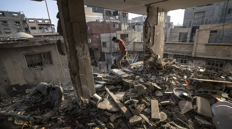 Izraeli légitámadásban megsérült épület romjai a Gázai övezet déli részén fekvő Hán-Júnisz menekülttáborban 2023. november 3-án/Fotó: MTI/AP/Fatima Sbair