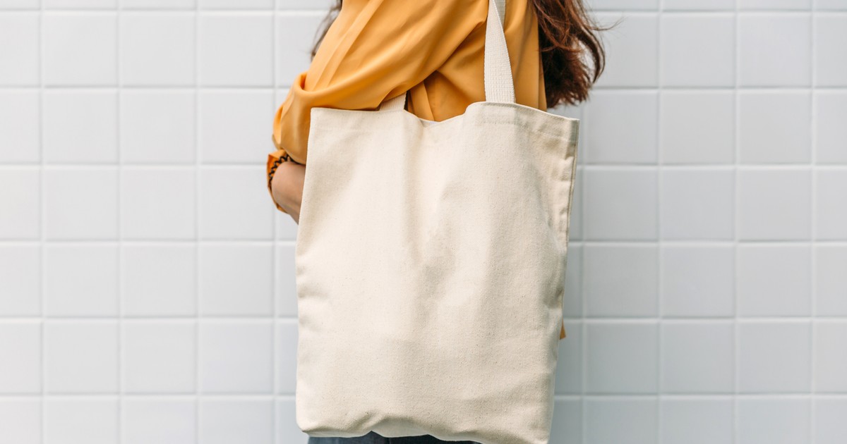 Noszenie torebki może być niebezpieczne dla kręgosłupa. Zapytaliśmy ekspertów o zdrowsze alternatywy