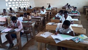 Des élèves qui composent en Côte d'Ivoire