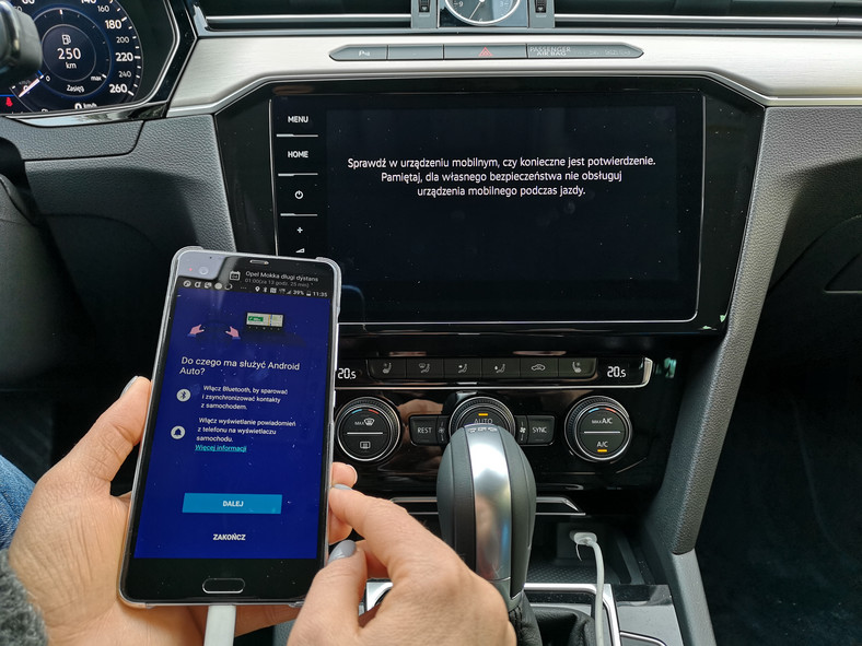 Volkswagen Passat z Car-Net i App Connect