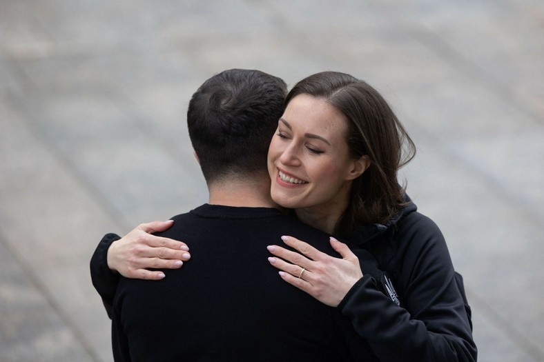 Sana Marin (obecna jeszcze premier Finlandii, która sprawuje urząd do czasu powołania nowego rządu), odpowiedzialna za wprowadzenie swojego kraju do NATO w objęcia Wołodymyra Zełeńskiego.