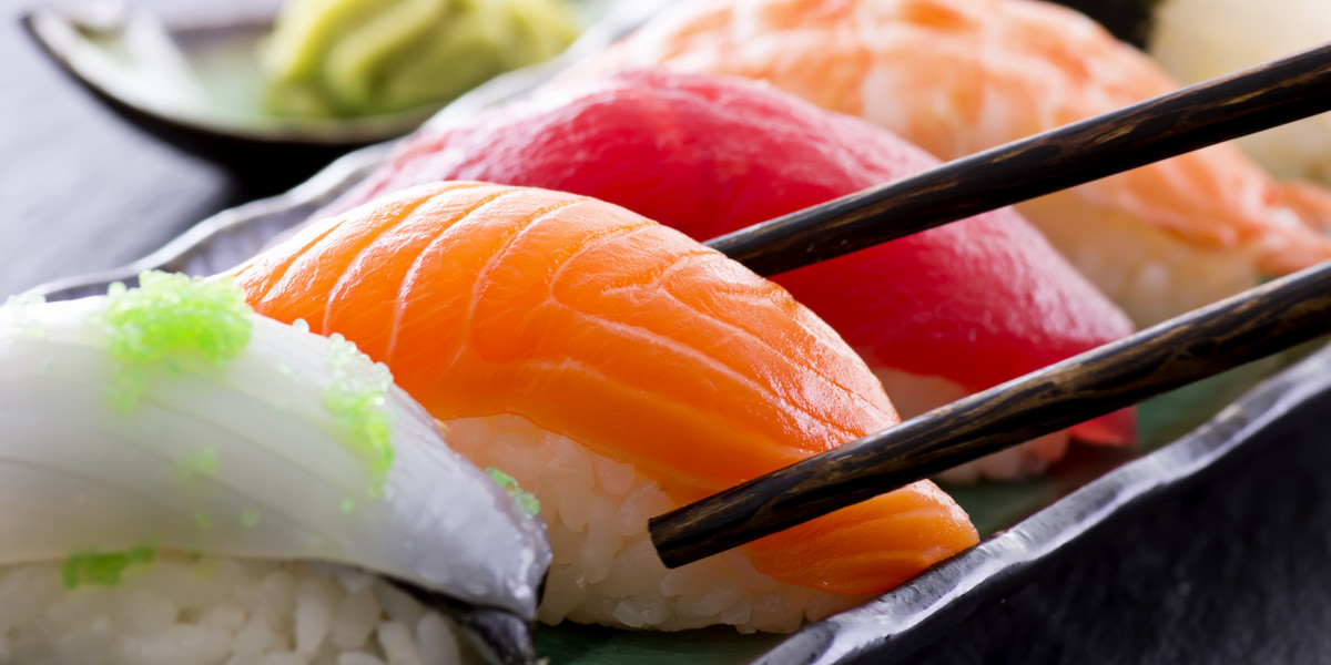 Warto pamiętać o tych zasadach, zamawiając zestaw sushi