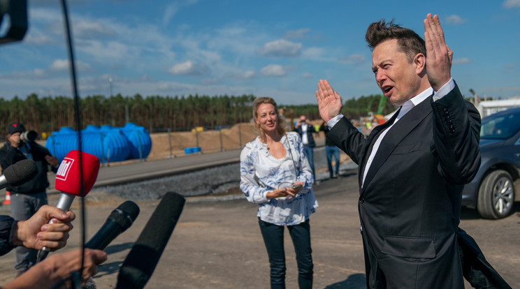 Elon Musk magánvállalatának, a SpaceX-nek a kapszulája amerikai idő szerint vasárnap hajnalban ért földet / Fotó: MTI/EPA/Alexander Becer