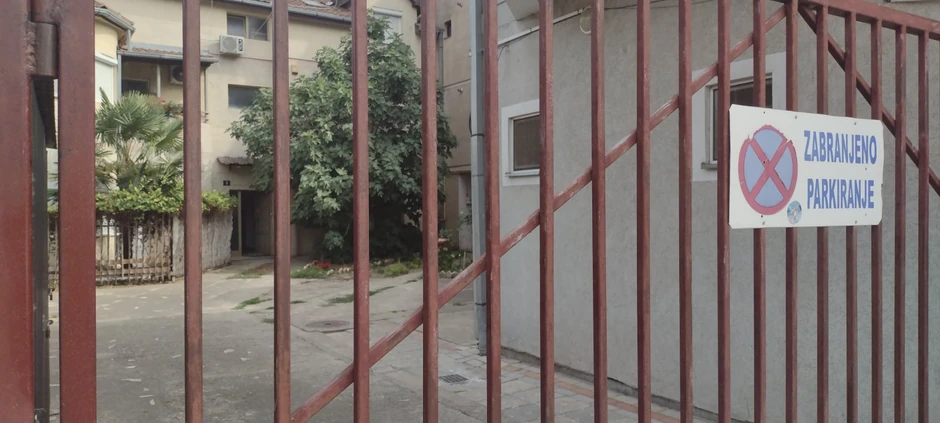 Ulaz u zgradu gde je izbodena žena na Adicama