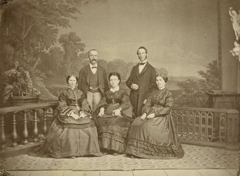 Zdjęcie rodzinne Schliemanna, 1871 r. (domena publiczna)