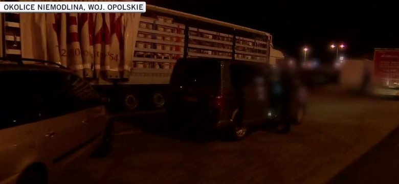 13 nielegalnych imigrantów w ciężarówce na A4. Wśród nich dwoje dzieci