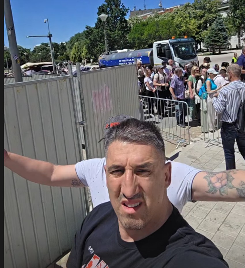 Kristijan Golubović ispred Hrama Svetog Save, pokazao koliko ljudi je u redu