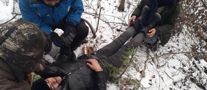 16-letni Obadah leżący w lesie na granicy polsko-białoruskiej